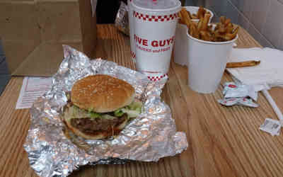 📷 Five Guys Burgers and Fries